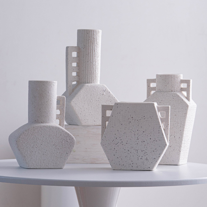 Vase en porcelaine blanc intemporel - pièce maîtresse florale polyvalente pour n'importe quel espace