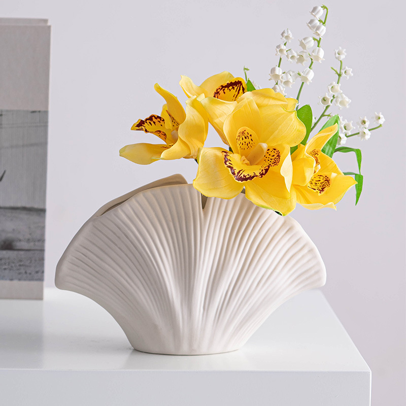 Vase en céramique à la main d'art fonctionnel pour les intérieurs modernes