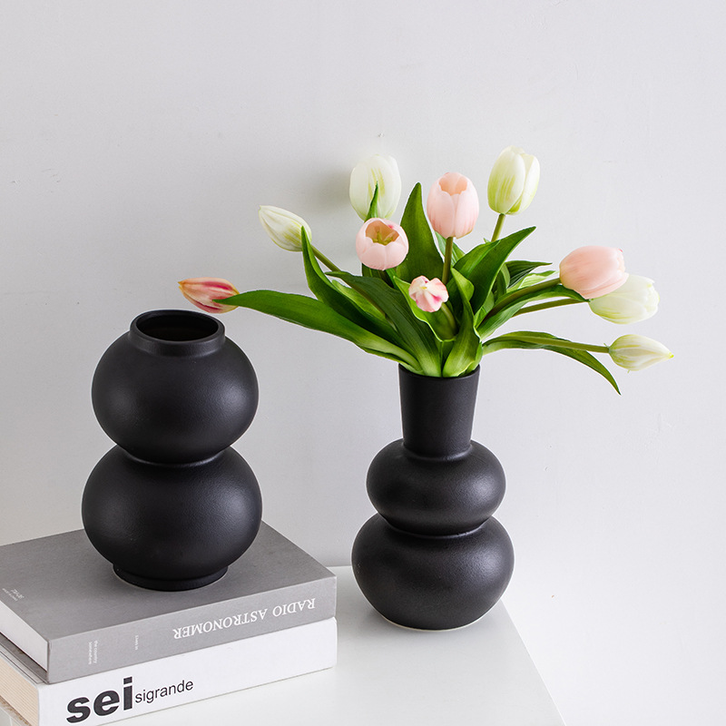 La science des glaçures explorant la couleur dans des vases en céramique à feu élevé