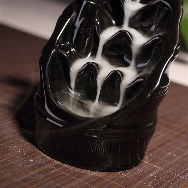 Comme une couche de cascade sur un brûleur d'encens en céramique à contre-courant en couche