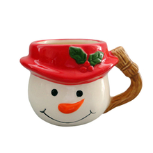 Bonhomme de neige avec tasse de crème glacée en céramique de conception de chapeau