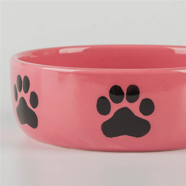 avec des empreintes de chien imprimant des os imprimés circulaires au bas du bol en céramique pour chien Feeder en céramique rose pour animaux de compagnie Bol en céramique rose pour chien