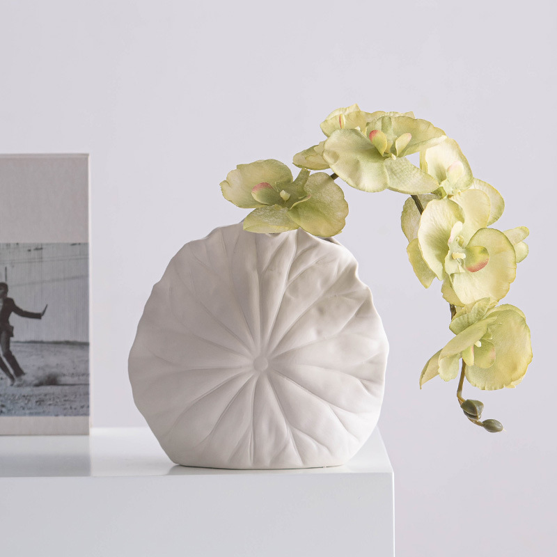 Vase en céramique à la main d'art fonctionnel pour les intérieurs modernes