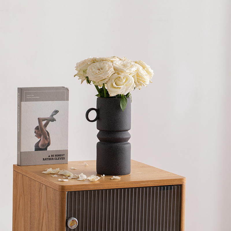 Accepter le traitement personnalisé de différentes couleurs et styles roses 、 Vases en céramique en noir et blanc