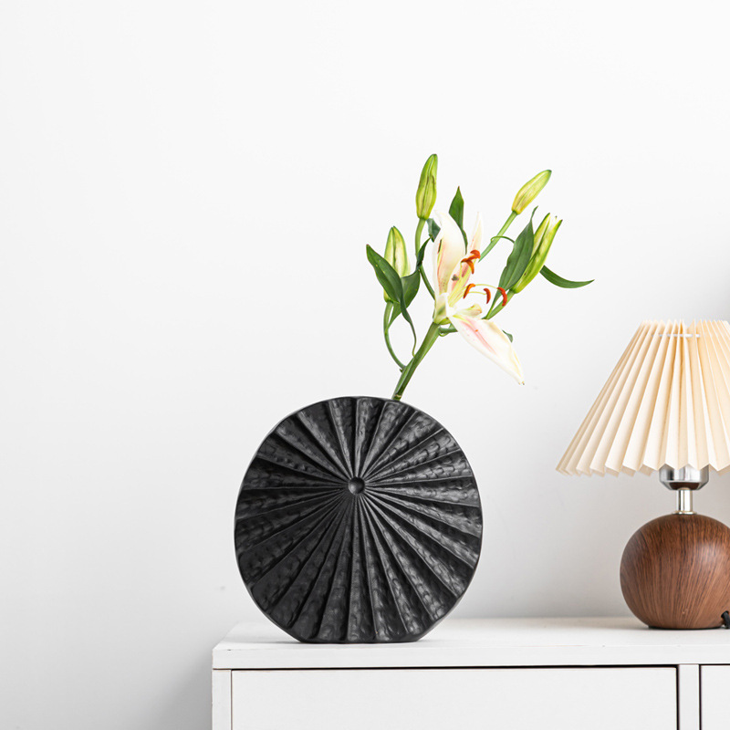 Vase rond en céramique plat moderne, Pot de fleur cannelé plissé, noir mat, blanc, décoration nordique pour la maison, vente en gros, Vase de table créatif en porcelaine côtelée