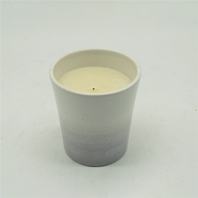 Date à l'aide de la tasse de bougie en céramique de table