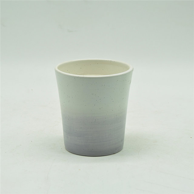 Date à l'aide de la tasse de bougie en céramique de table