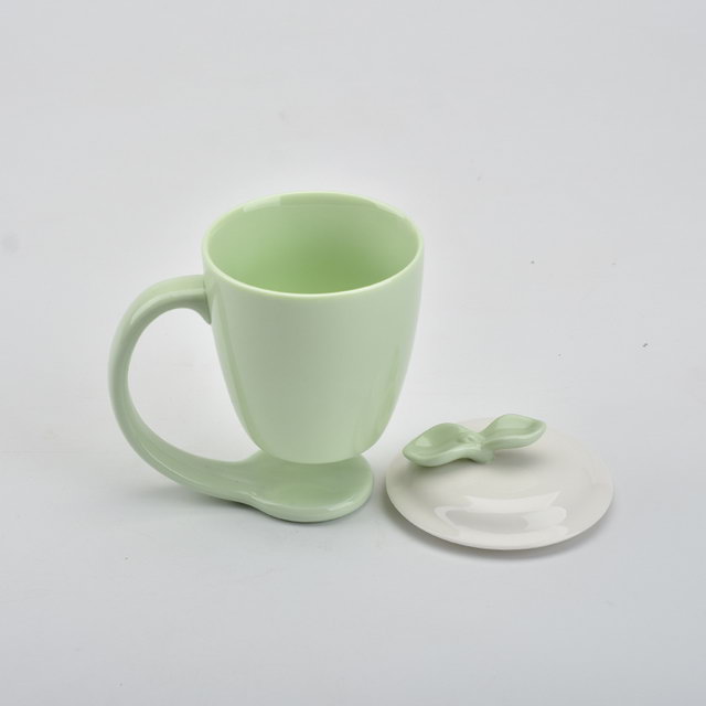 Tasses à suspendre personnalisées de décoration de la maison de couleur verte Tasse à café en céramique flottante avec poignée et couvercle