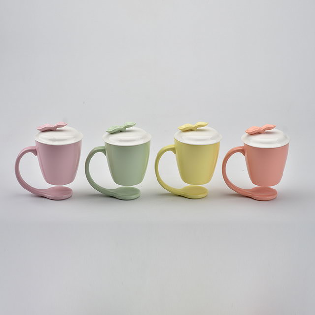 Tasses de suspension personnalisées de décoration de la maison de couleur différente Tasse de café en céramique flottante avec poignée et couvercle