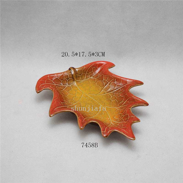 Diverses couleurs de vaisselle feuille d'érable grande assiette en céramique