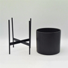 Support en fer noir Support à quatre pattes avec pot de jardinière en céramique noire