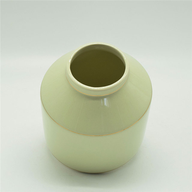 Vase en céramique de personnalité caractéristique de grand corps jaune d'or coloré de style de rugby de points blancs de style moderne