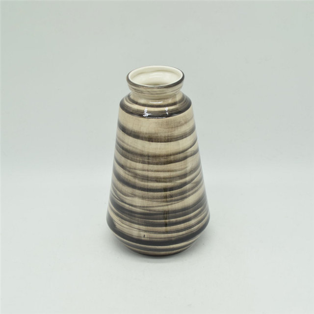 Décoration d'ameublement Vase en céramique de table Décoration de bureau Polyhédrose Vase en céramique noir et jaune