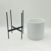 Support en fer noir Support à quatre pattes avec pot de jardinière en céramique blanc mat