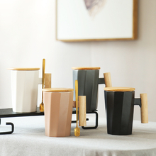 tasse à café en porcelaine boîte cadeau logo personnalisé 400 ml noir 、 blanc Match casquettes de tasse en bois avec poignées en bois Coupe en céramique de style de ligne