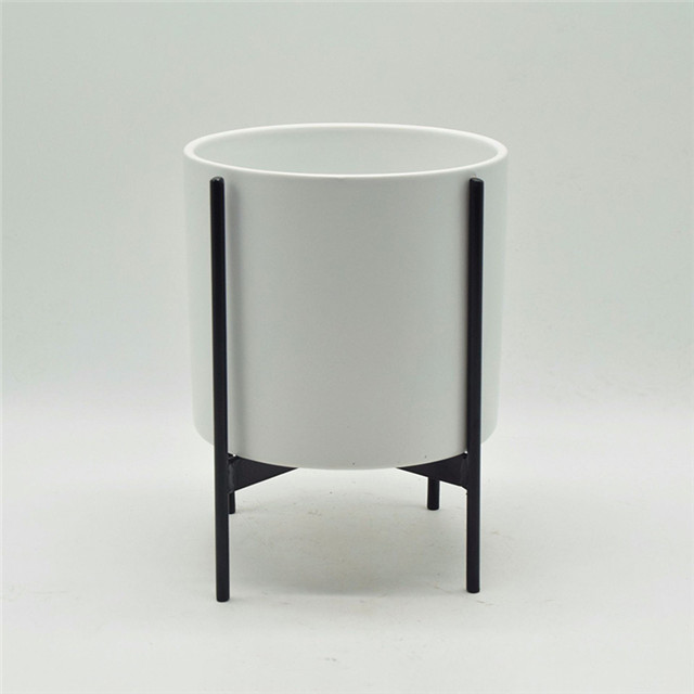 Support en fer noir Support à quatre pattes avec pot de jardinière en céramique blanc mat