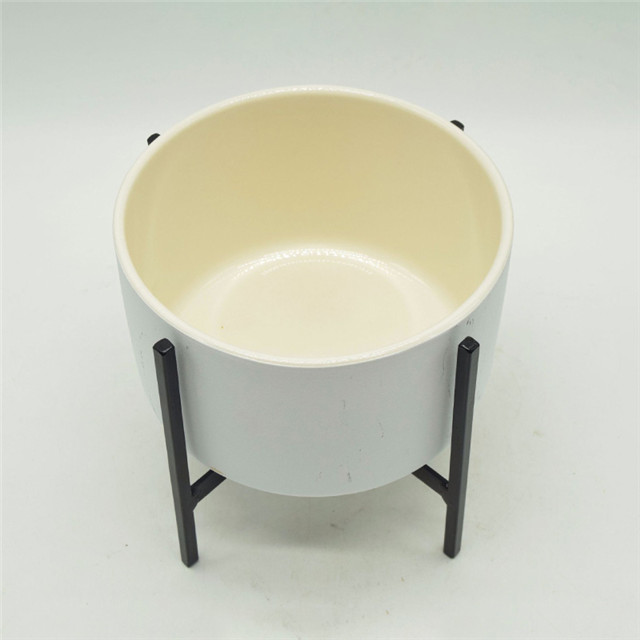 Pot de fleurs blanc en céramique avec support en fer noir de quatre pieds