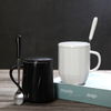 tasse à café en porcelaine boîte cadeau logo personnalisé 320 ml noir 、 blanc Match avec bouchon de tasse en céramique Coupe en céramique de style de ligne