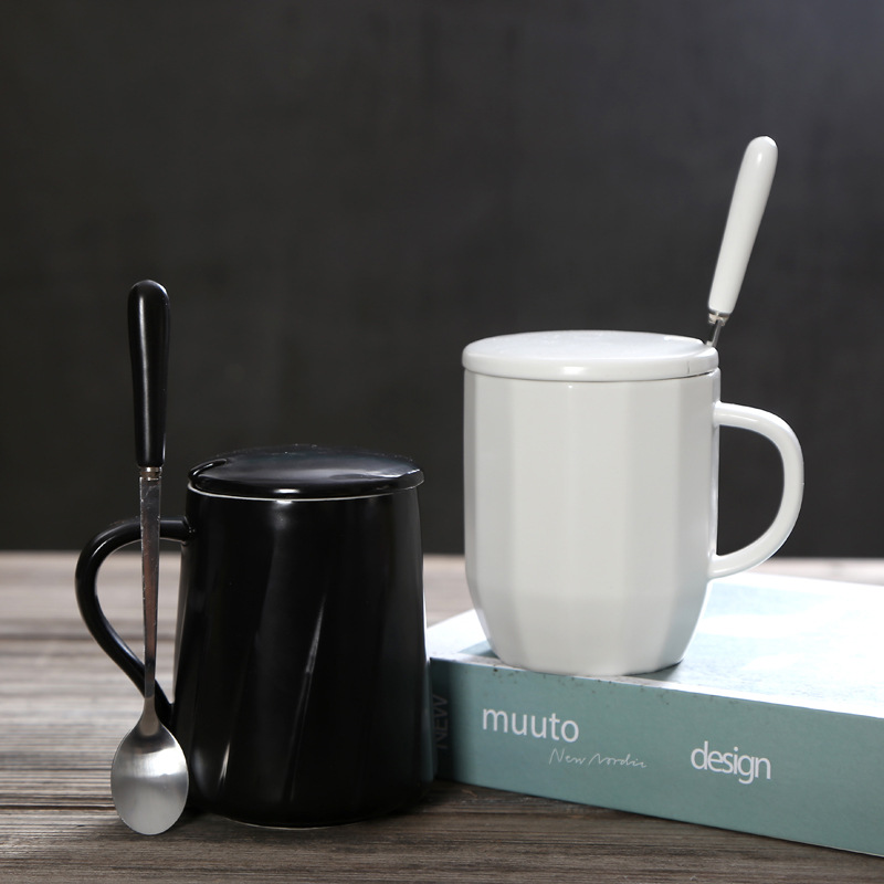 tasse à café en porcelaine boîte cadeau logo personnalisé 320 ml noir 、 blanc Match avec bouchon de tasse en céramique Coupe en céramique de style de ligne