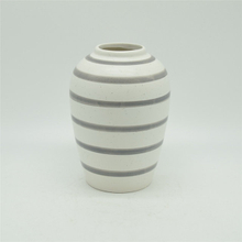 Vase en céramique de style rugby à pois blancs de style moderne