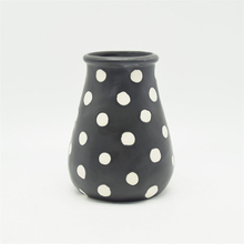 Vase en céramique à large ouverture noire à pois blancs