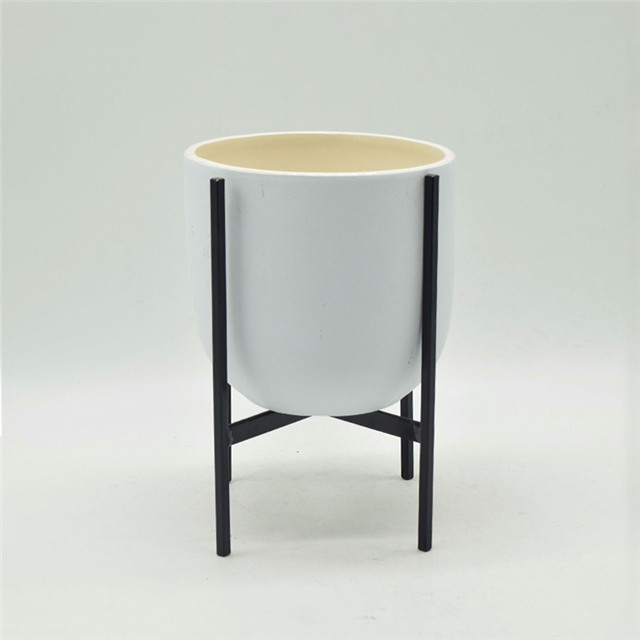 Pot de fleurs blanc en céramique avec support en fer noir de quatre pieds