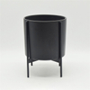 Support en fer noir Support à quatre pattes avec pot de jardinière en céramique noire