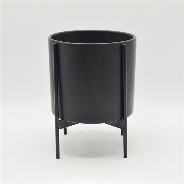 Support en fer noir Support à quatre pattes avec pot de jardinière en céramique noire