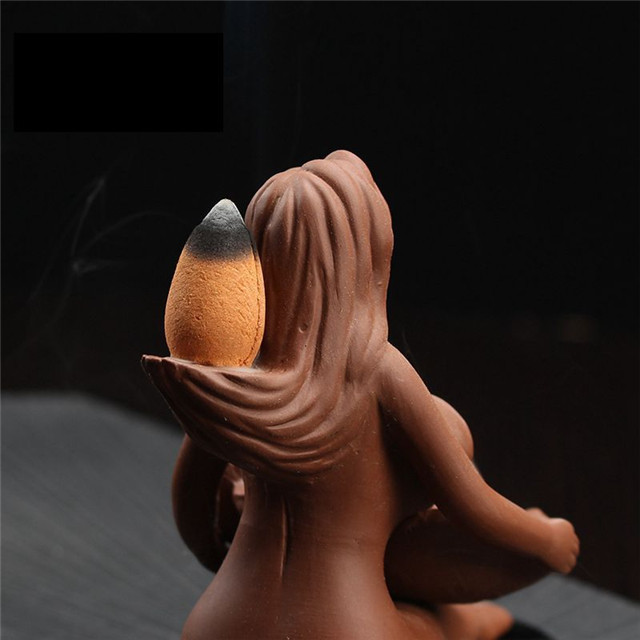 Déesse en céramique tenant des plaques brûleur d'encens à reflux en céramique de parfum qui coule