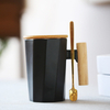 tasse à café en porcelaine boîte cadeau logo personnalisé 400 ml noir 、 blanc Match casquettes de tasse en bois avec poignées en bois Coupe en céramique de style de ligne