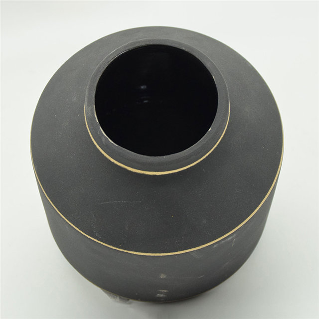 Vase en céramique de type grand noir d'or coloré de style de rugby de points blancs de style moderne