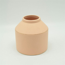 Vase en céramique rose coloré de style de rugby de points blancs de style moderne