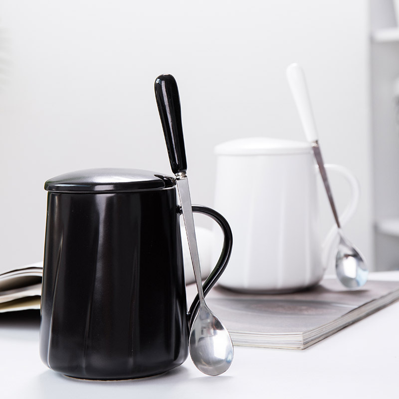 coffret cadeau logo personnalisé ensemble de tasse à café en porcelaine Poignées en bois 400 ml Ensemble de tasse en céramique noir et blanc