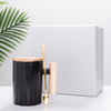 tasse à café en porcelaine boîte cadeau logo personnalisé 400 ml noir 、 blanc Match casquettes de tasse en bois avec poignées en bois Coupe en céramique de style de ligne
