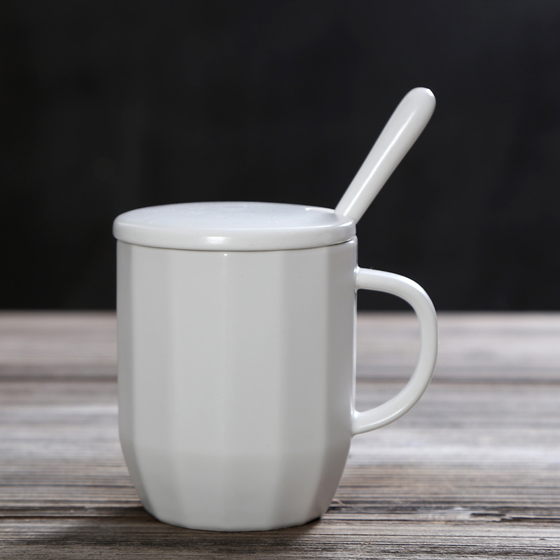 tasse à café en porcelaine boîte cadeau logo personnalisé 320 ml noir 、 blanc Match avec bouchon de tasse en céramique Coupe en céramique de style de ligne