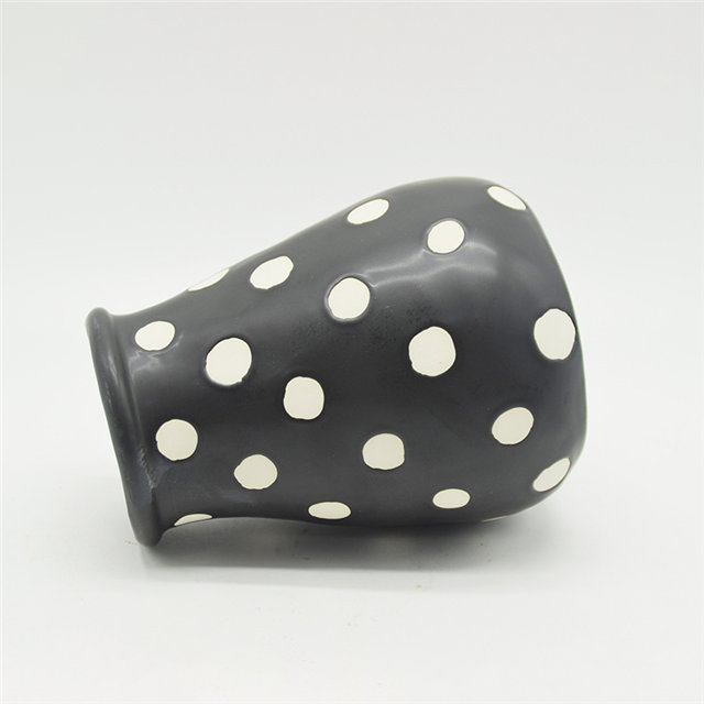 Vase en céramique à large ouverture noire à pois blancs