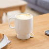 Une tasse à café en céramique blanche qui peut être utilisée des deux côtés