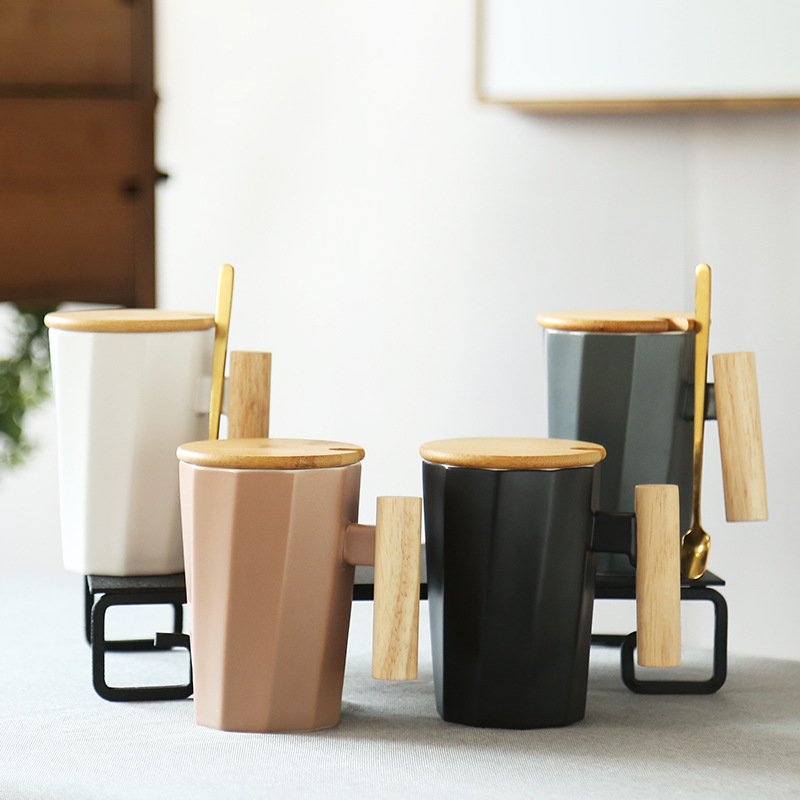 tasse à café en porcelaine boîte cadeau logo personnalisé 400 ml noir 、 blanc Match casquettes de tasse en bois avec poignées en bois Coupe en céramique de style de ligne