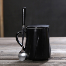 tasse à café en porcelaine boîte cadeau logo personnalisé 320 ml noir 、 blanc Match avec bouchon de tasse en céramique Coupe en céramique de style de ligne