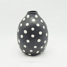Vase en céramique de style rugby émaillé noir à pois blancs