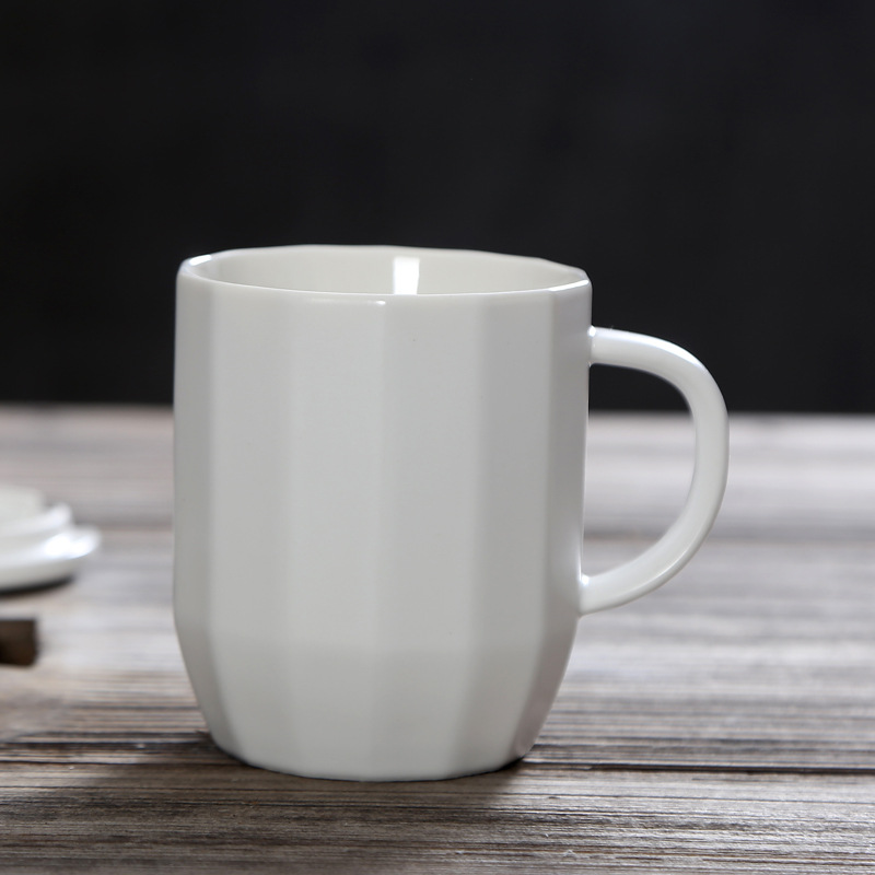 tasse à café en porcelaine boîte cadeau logo personnalisé 320 ml noir 、 blanc Match avec bouchon de tasse en céramique Coupe en céramique de style de ligne
